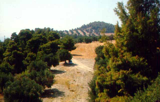 Xefoto - On the Acropolis, known as Vigla, which extends to the highest, NE point of the hill, groups of depository pits were excavated. A trial trench dug on theflat hilltop, also known by the name of Xefoto, revealed part of the wall.